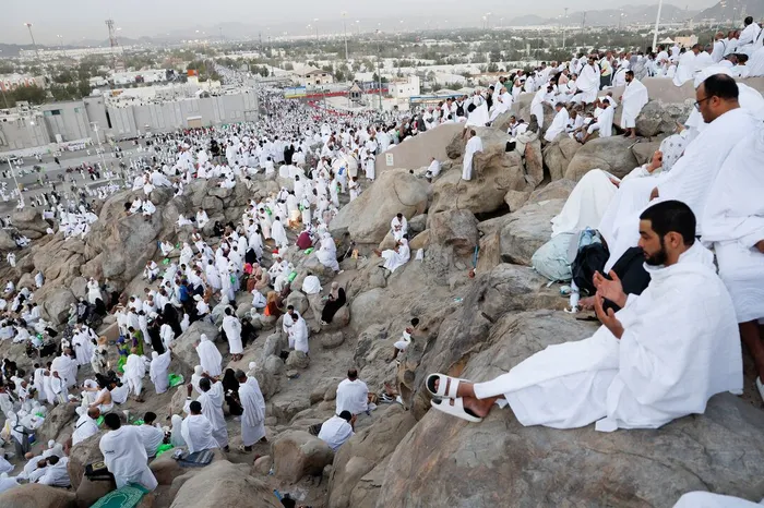 الحجاج يؤدون صلاتا الظهر والعصر جمعا وقصرا من مسجد نمرة بصعيد عرفات