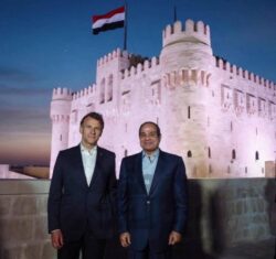 ماكرون ينشر فيديو لزيارته مصر ويعلق بكلمة واحدة: شكراً