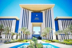 وزارة الخارجية تنجح في الإفراج عن مئات من المواطنين المتورطين في قضايا هجرة غير شرعية. وزارة الخارجية تنجح في الإفراج عن مئات من المواطنين المتورطين في قضايا هجرة غير شرعية. نجحت جهود وزارة الخارجية والتعاون الدولي والمصريين بالخارج في الإفراج عن مئات المواطنين المصريين المتورطين في قضايا هجرة غير شرعية، حيث أسفرت تلك الجهود عن الإفراج عن ٥٠٨ مواطنين كانوا محتجزين في طرابلس خلال الفترة من أول يناير وحتى نهاية أبريل ٢٠٢٦، كما تم تأمين عودتهم إلى البلاد بالتعاون مع السلطات الليبية. كما تمكنت جهود الوزارة من الإفراج عن ٨٧١ مواطنًا كانوا محتجزين في بنغازي، وإعادتهم إلى البلاد، وذلك بعد تورطهم في قضايا الهجرة غير الشرعية خلال الفترة نفسها من العام الجاري. واستمرت وزارة الخارجية في متابعة حوادث غرق بعض مراكب الهجرة غير الشرعية التي كان يتواجد على متنها مواطنون مصريون، حيث تم شحن ٩٤ جثمانًا خلال الفترة من يناير إلى أبريل ٢٠٢٦، إضافة إلى ٥ رفات لجثامين تم التعرف عليها بعد إجراء تحليل البصمة الوراثية لمواطنين مصريين عُثر على جثامينهم أمام السواحل التونسية. وتكرر وزارة الخارجية والتعاون الدولي والمصريين بالخارج مناشدتها للمواطنين بعدم الانجرار وراء أوهام الهجرة غير الشرعية، أو التورط مع عصابات التهريب، مع ضرورة احترام قواعد الدخول إلى دول الجوار من خلال الحصول على تأشيرة وعقد عمل موثق. وزارة الخارجية تنجح في الإفراج عن مئات من المواطنين المتورطين في قضايا هجرة غير شرعية.وزارة الخارجية تنجح في الإفراج عن مئات من المواطنين المتورطين في قضايا هجرة غير شرعية.