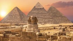 زاهي حواس يواجه خرافات الأهرامات والفضائيين مع بيرس مورجان
