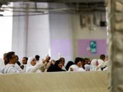الساعات الأولى من صباح يوم التشريق أداء نسك رمي الجمرات الثلاث