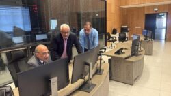 وزير الكهرباء يقضي أول أيام العيد مع العاملين في المركز القومي للتحكم في الطاقة