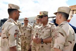 وزير الدفاع والإنتاج الحربي يلتقي عدداً من مقاتلي المنطقة الغربية العسكرية