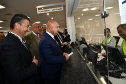 وزير النقل يستقل المونوريل في أول أيام تشغيله