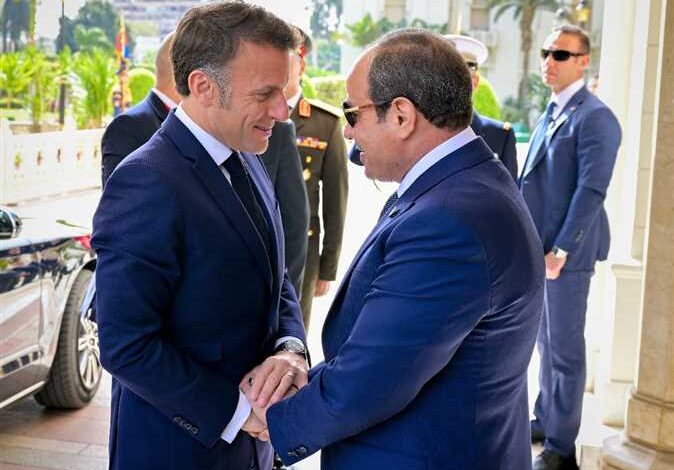 ماكرون: سعيد بلقاء صديقي الرئيس السيسي لتعزيز الرابط القوي بين البلدين.