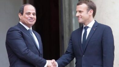 الخارجية الفرنسية : زيارة ماكرون تعزز الشراكة مع مصر وتعكس ثقة باريس بدورها في استقرار المنطقة. الخارجية الفرنسية : زيارة ماكرون تعزز الشراكة مع مصر وتعكس ثقة باريس بدورها في استقرار المنطقة. باريس في 9 مايو / أ ش أ / أكد المتحدث باسم وزارة أوروبا والشؤون الخارجية الفرنسية، باسكال كونفافرو، أن زيارة الرئيس إيمانويل ماكرون إلى مصر "تحمل أهمية بالغة"؛ وتجسد عمق الشراكة الاستراتيجية بين البلدين، وتعكس ثقة باريس في الدور المحوري الذي تضطلع به القاهرة في استقرار المنطقة. وقال كونفافرو، في تصريح خاص لوكالة أنباء الشرق الأوسط، اليوم السبت، بمناسبة زيارة الرئيس الفرنسي إلى الإسكندرية، إن مصر تقوم بمهمة أساسية في التعامل مع الأوضاع في الشرق الأوسط والدفع نحو التهدئة، ولا سيما في قطاع غزة، مشيدًا بالجهود الكبيرة التي بذلتها من أجل التوصل إلى وقف لإطلاق النار، فضلًا عن كونها منصة رئيسية لإيصال المساعدات الإنسانية والإغاثية إلى داخل القطاع. وأوضح أن زيارة الرئيس ماكرون إلى الإسكندرية تتضمن مباحثات مع الرئيس عبد الفتاح السيسي، إلى جانب افتتاح المقر الجديد لجامعة سنجور للفرنكوفونية بمدينة برج العرب، في خطوة تعكس البعد الثقافي والتعليمي المتنامي في العلاقات الثنائية، فضلًا عن إجراء حوار سياسي معمق بين الجانبين. وأضاف أن الزيارة تأتي استمرارًا للزخم المتصاعد الذي تشهده العلاقات بين باريس والقاهرة، والذي شهد دفعة كبيرة منذ أبريل 2025 مع إطلاق الحوار الاستراتيجي بين البلدين، بالتوازي مع تعزيز التعاون في القطاعات ذات الأولوية، لاسيما الاقتصاد والطاقة والنقل، بدعم من الوكالة الفرنسية للتنمية. ولفت إلى أن فرنسا تُساند جهود مصر لتحقيق التنمية المستدامة، في إطار انخراط البلدين في مشاريع إقليمية طموحة، خاصة في مجالات النقل الذكي وتطوير البنية التحتية، التي تمثل ركيزة أساسية لتعزيز التبادل التجاري والربط بين القارتين الإفريقية والأوروبية. وأكد باسكال كونفافرو أن الشراكة المصرية الفرنسية تمتد كذلك إلى مجالات الثقافة والتعليم، في ضوء مكانة مصر كأحد أكبر الفضاءات الفرنكوفونية، وتخريجها سنويًا آلاف الناطقين باللغة الفرنسية. وأثنى المتحدث باسم الخارجية الفرنسية على التعاون المشترك في مختلف المجالات، والاتصالات المتواصلة بين القاهرة وباريس، خاصة فيما يتعلق بالتنسيق حول القضايا الإقليمية والدولية. الخارجية الفرنسية : زيارة ماكرون تعزز الشراكة مع مصر وتعكس ثقة باريس بدورها في استقرار المنطقة.