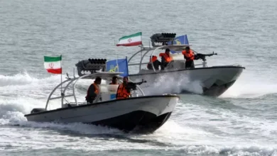 إيران تفرض سيطرتها على هرمز وتلزم السفن بتنسيق مسبق للعبور