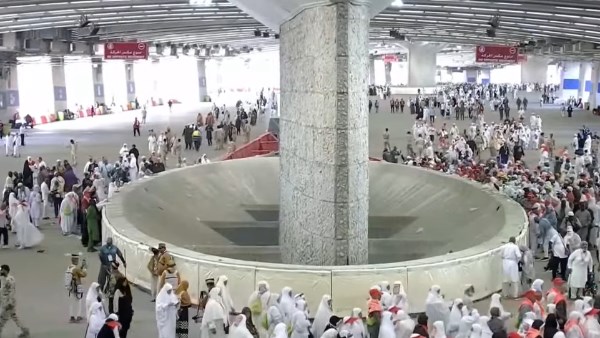 حجاج بيت الله الحرام يواصلون رمي الجمرات فى آخر أيام التشريق