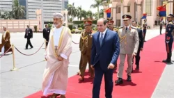 الرئيس السيسي يصل سلطنة عمان.. والسلطان هيثم في مقدمة مستقبليه بالمطار