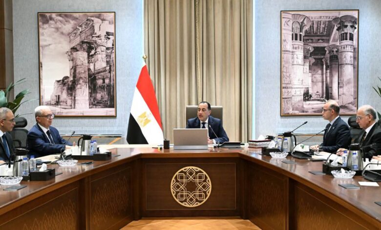 رئيس مجلس الوزراء يتابع موقف طرح عدد من الشركات الحكومية في البورصة.