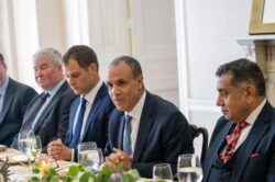 وزير الخارجية يعقد لقاءً موسعاً مع عدد من المسئولين البريطانيين خلال زيارته إلى لندن.