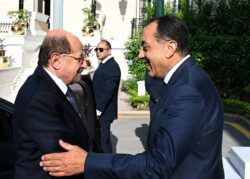 رئيس الوزراء يلتقي نظيره اليمني لدعم مسارات التعاون الثنائي بين البلدين الشقيقين.