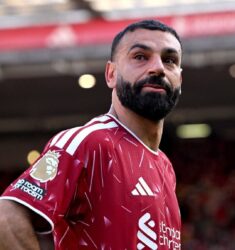 الدوري الإنجليزي يُسدل الستار على حقبة 8 أسماء لامعة في ليلة وداع تاريخية