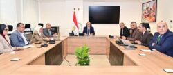 وزير الموارد المائية والري يعقد إجتماعا