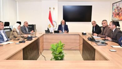 وزير الموارد المائية والري يعقد إجتماعا