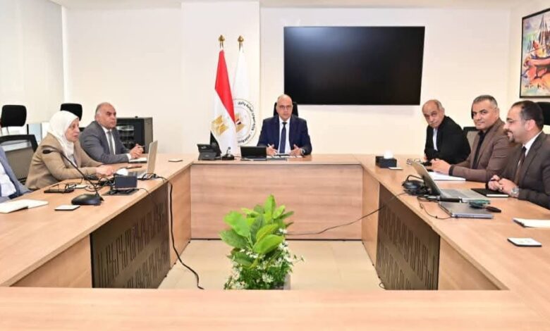 وزير الموارد المائية والري يعقد إجتماعا