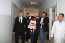 محافظ شمال سيناء يزور مستشفى الشيخ زويد ويهنئ المرضى والجرحى الفلسطينيين بعيد الأضحى