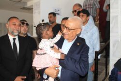 محافظ شمال سيناء يزور مستشفى الشيخ زويد ويهنئ المرضى والجرحى الفلسطينيين بعيد الأضحى