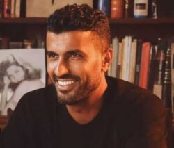 محمد سامي يفاجئ الجمهور بشخصية "شمس الإمام" في أولى تجاربه التمثيلية بمسلسل "قلب شمس" فاجأ المخرج محمد سامي جمهوره بالكشف عن تفاصيل شخصيته الجديدة "شمس الإمام"
