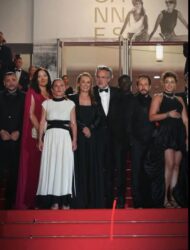 فريق فيلم "العمل الإسباني" يتألق على السجادة الحمراء في عرض خاص يخطف الأنظار