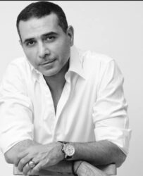 نور محمود: أول وقفة على المسرح كانت مرعبة.. و"التياترو" يكشف جانبًا كوميديًا جديدًا له كشف الفنان نور محمود عن تفاصيل تجربته الأولى في الوقوف على خشبة المسرح من خلال