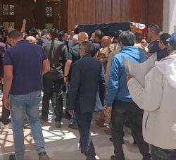 ملفوف بعلم مصر وصول جثمان هاني شاكر لبدء مراسم تشييعه