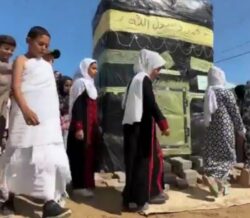 غزة تحاكي مناسك الحج والطواف بصورة الكعبة بين الخيام رغم الح.رب والحصار