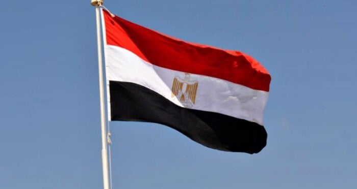 مصر تعرب عن تضامنها مع مملكة البحرين الشقيقة وتدعم إجراءاتها لحماية أمنها وصون مقدراتها تعرب جمهورية مصر العربية عن دعمها لكافة الخطوات والإجراءات والتدابير الأمنية والقانونية التي تتخذها السلطات في مملكة البحرين الشقيقة لحماية أمنها وشعبها وصون مقدراتها واستقرارها الداخلي. وتؤكد مصر تضامنها الكامل مع مملكة البحرين الشقيقة، وتجدد رفضها لأي محاولات لزعزعة استقرار دول المنطقة، مشددة على موقفها الراسخ بأن أمن مملكة البحرين وسائر دول الخليج الشقيقة يمثل جزءا لا يتجزأ من الأمن القومي المصري.