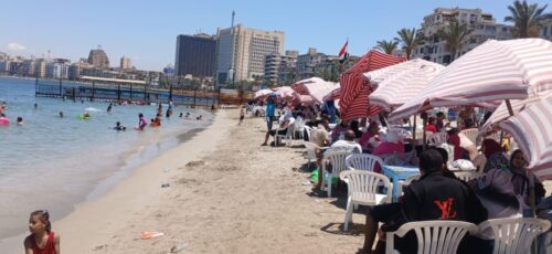 إقبال كثيف على شواطئ الإسكندرية في ثاني أيام عيد الأضحى المبارك
