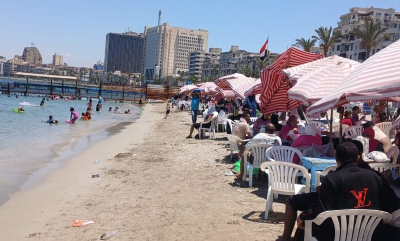 إقبال كثيف على شواطئ الإسكندرية في ثاني أيام عيد الأضحى المبارك