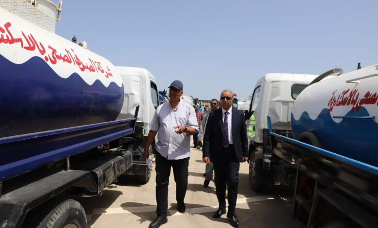 اصطفاف معدات شركة الصرف الصحي بالإسكندرية للتأكد من الجاهزية والاستعداد الكامل