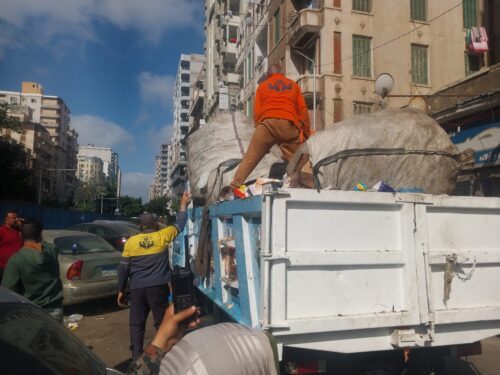 حملات مكبرة لمداهمة بؤر فرز القمامة وضبط النباشين بعدد من أحياء الإسكندرية