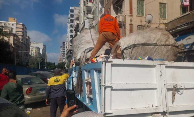 حملات مكبرة لمداهمة بؤر فرز القمامة وضبط النباشين بعدد من أحياء الإسكندرية
