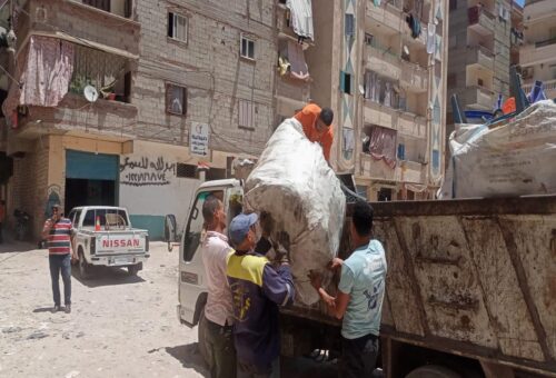 حملات مكبرة لمداهمة بؤر فرز القمامة وضبط النباشين بعدد من أحياء الإسكندرية