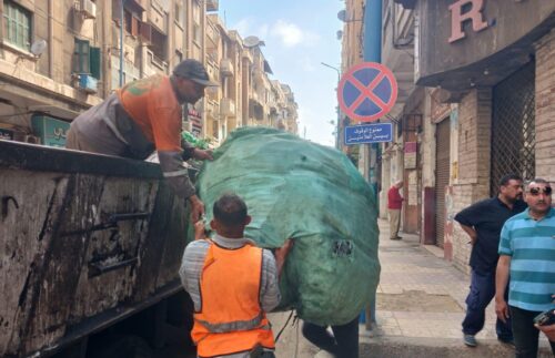 حملات مكبرة لمداهمة بؤر فرز القمامة وضبط النباشين بعدد من أحياء الإسكندرية
