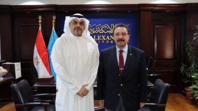 رئيس المكتب الثقافي لسفارة الكويت بالقاهرة في زيارة لجامعة الإسكندرية لتعزيز التعاون