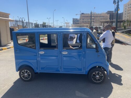 محافظ الإسكندرية استبدال مركبة توك توك تدريجيًا بمركبات حديثة كهربائية صديقة للبيئة لنقل المواطنين