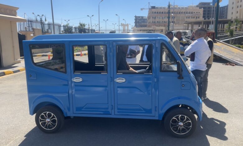 محافظ الإسكندرية استبدال مركبة توك توك تدريجيًا بمركبات حديثة كهربائية صديقة للبيئة لنقل المواطنين