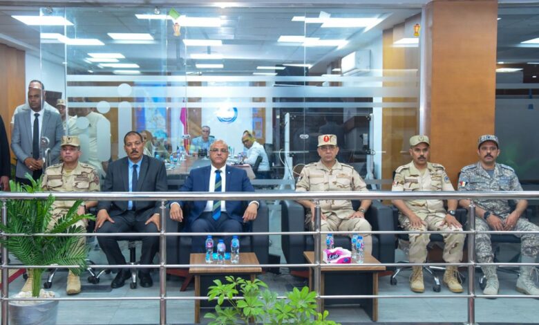 محافظ الإسكندرية وقائد قوات الدفاع الشعبي والعسكري يتفقدان مركز سيطرة الشبكة الوطنية للطوارئ