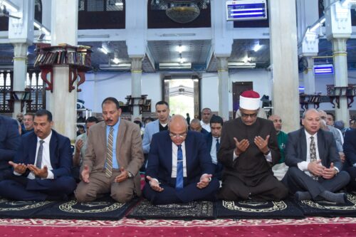 محافظ الإسكندرية يؤدي صلاة عيد الأضحى المبارك بمسجد سيدي جابر بنطاق حى شرق