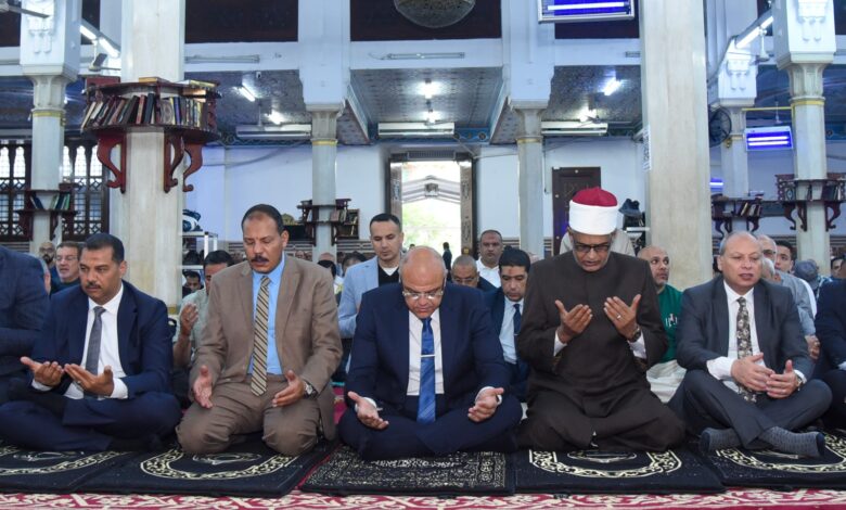 محافظ الإسكندرية يؤدي صلاة عيد الأضحى المبارك بمسجد سيدي جابر بنطاق حى شرق
