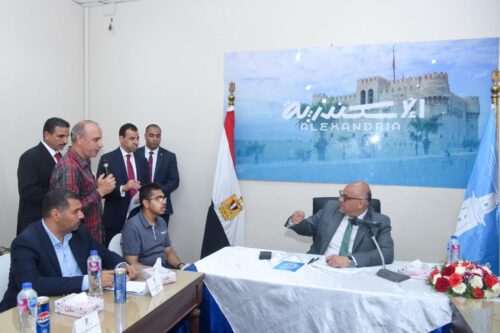 محافظ الإسكندرية يعقد لقاءً جماهيريًا بحي الجمرك ويفحص 40 شكوى