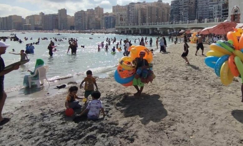 محافظة الإسكندرية توافدًا كثفًا من المواطنين وزائري للعروس البحر الأبيض المتوسط