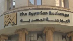 البورصة تتلقى طلب قيد أسهم شركة إيلاب برأس مال 210 ملايين دولار لعدد 2.1 مليار سهم. البورصة تتلقى طلب قيد أسهم شركة إيلاب برأس مال 210 ملايين دولار لعدد 2.1 مليار سهم. تلقت لجنة القيد بالبورصة المصرية طلباً رسمياً لقيد أسهم الشركة المصرية لإنتاج الألكيل بنزين الخطي إيلاب بجدول الأوراق المالية في السوق الرئيسي، حيث بدأت إدارة البورصة في فحص المستندات المطلوبة تمهيداً لعرضها على لجنة القيد. وتصل القيمة الإجمالية لرأس المال المصدر والمطلوب قيده في البورصة إلى 210.02 مليون دولار، موزعة على 2.1 مليار سهم، بقيمة اسمية قدرها 0.1 دولار للسهم الواحد. وتأتي هذه الخطوة في إطار توجهات تعزيز السوق الرئيسي بالشركات العاملة في قطاعات حيوية، حيث تواصل البورصة فحص ملفات القيد لضمان استيفاء الشركة لكافة المعايير والشروط القانونية اللازمة لبدء التداول على أسهمها. البورصة تتلقى طلب قيد أسهم شركة إيلاب برأس مال 210 ملايين دولار لعدد 2.1 مليار سهم.
