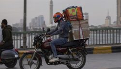 اقتصادية النواب: تحركات برلمانية لتنظيم أوضاع عمال الدليفري في مصر