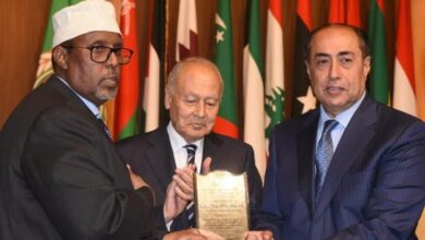 سفير الصومال بالقاهرة يمنح أبو الغيط وحسام زكي "درع التكريم"