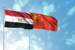 مصر والصين توسعان اتفاقية مقايضة العملات إلى 30 مليار يوان لتعزيز السيولة وتخفيف الضغط على الدولار.