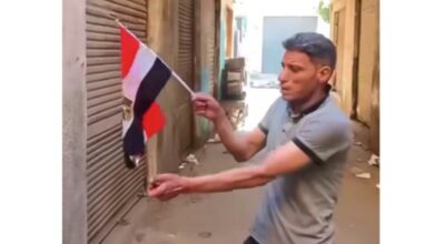 شاب مصري يحرق علم مصر