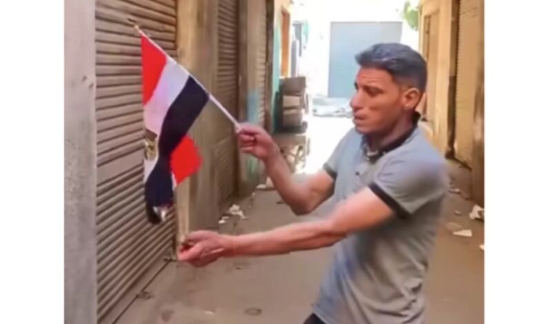 شاب مصري يحرق علم مصر
