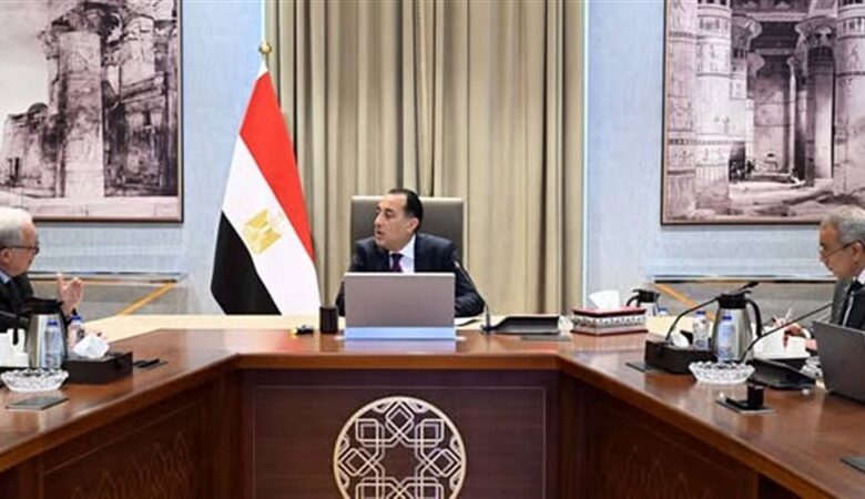 رئيس الوزراء يبحث مع نائبه الاقتصادي مستقبل 59 هيئة اقتصادية بالدولة
